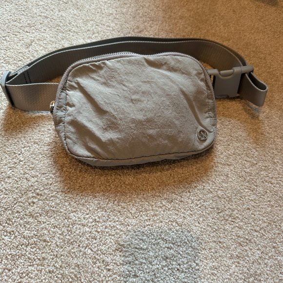 OG Lululemon Wear Everywhere Belt Bag Silver Drop - Picture 2 of 4